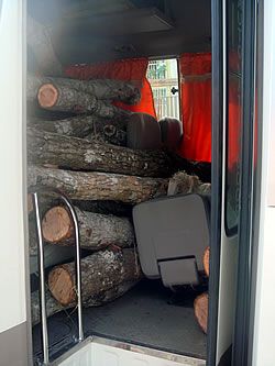 Parte de la madera incautada a dos personas en momentos en que la transportaban en un minibús en la carretera La Romana-Bayahíbe.