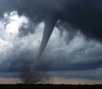 Algunos fenómenos como los tornados causan millares de víctimas 