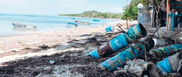 Playa Punta Rusia repleta de basura y botes en mal estado
