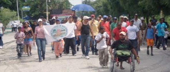 Marchan reclamando al Gobierno la recuperación de la playa Saladilla 