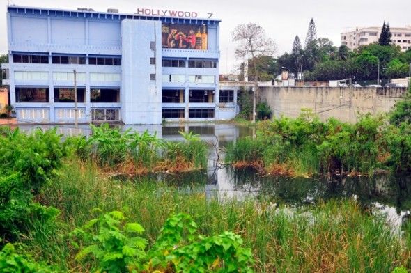 Laguna afecta edificaciones y varias vías en Santiago