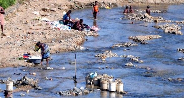 Haitianos extraen materiales del río Masacre, y casi lo secan