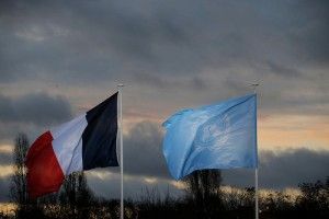 PDJ108 LE BOURGET (FRANCIA) 30/11/2015.- Las banderas de Francia y las Naciones Unidas ondean durante la llegada de líderes a la cumbre sobre cambio climático COP21 que se celebra en Le Bourget en París (Francia) hoy, 30 de noviembre de 2015. La cumbre del clima de París abrió hoy doce días de negociaciones con la llegada de los más de 150 jefes de Estado y de Gobierno llamados a encontrar un acuerdo que evite que la temperatura del planeta aumente más de dos grados a finales de siglo. EFE/Christophe Ena / Pool PROHIBIDO SU USO A MAXPPP