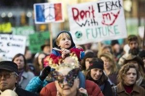 Personas en Vancouver participan en una marcha para pedir acciones contra el cambio climático, en Canadá, el domingo 29 de noviembre de 2015. En todo el mundo se realizaron manifestaciones mientras en Francia estaba por comenzar la XXI Conferencia Internacional sobre Cambio Climático (COP21), en Le Bourget, a las afueras de París. Más de 150 líderes mundiales participan en la primera jornada de la cumbre, que terminará el 11 de diciembre y donde buscan un amplio acuerdo en materia de protección al medioambiente. (Jimmy Jeong/The Canadian Press via AP)