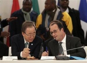 El presidente francés, François Hollande (derecha), habla con el secretario general de Naciones Unidas, Ban Ki-moon, durante el encuentro "El desafío climático y soluciones africanas" durante la COP21, la Conferencia sobre Cambio Climático de Naciones Unidas, en Le Bourget, al norte del París, el 1 de diciembre de 2015. (Philippe Wojazer, Pool via AP)