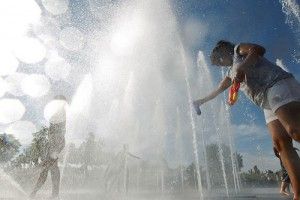 MD17. MADRID, 23/06/2011.- Varias personas se refrescan en las fuentes del parque Juan Carlos I de la capital para mitigar las altas temperaturas registradas hoy en Madrid. EFE/Javier Lizon