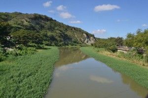 El Rio Yaque del Norte es la principal fuente de agua para la agricultura y el agua potable en Santiago y el Cibao,  ha bajado su caudal y es afectado por una gran contaminación, en los 13.5 kilómetros  del sector urbano que recorre en la segunda ciudad del país. Fotos: Máximo Laureano/acento.com.do Fecha: 28/01/2015