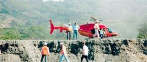 Ejecutivos de la Barrick Gold, supervisan los trabajos de extracción de arena, grava y gravilla de la ribera del río Yuna. Posteriormente, sobrevolaron la zona en el helicóptero que se observa al fondo. Foto EZEQUIEL GIL