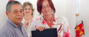 Mercedes de Merced entrega a Roberto Salcedo la placa