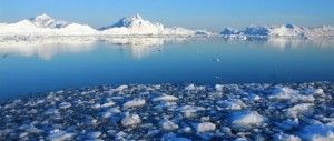Enorme témpano se desgaja de un glaciar de Groenlandia