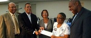 Medio Ambiente entrega cheques a desalojados de Los Haitises