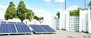 El “Proyecto de Instalación de Sistemas Fotovoltaicos en Instituciones Gubernamentales”, diseñado por la CDEEE, consiste en la instalación de paneles solares fotovoltaicos para la producción de electricidad para el autoabastecimiento de las entidades públicas, cortables y no cortables.
