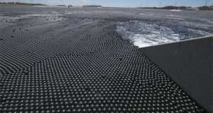 Más de 96 millones de bolas negras para detener la evaporación de una reserva de agua de Los Ángeles