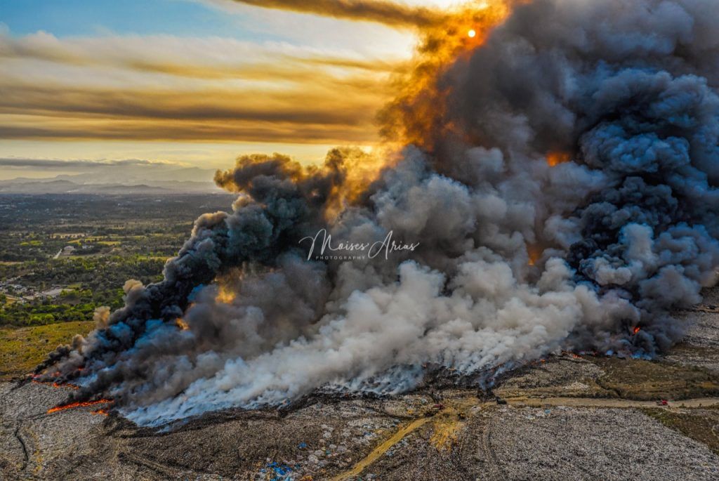 Incendio en el vertedero de Duquesa en abril de 2020